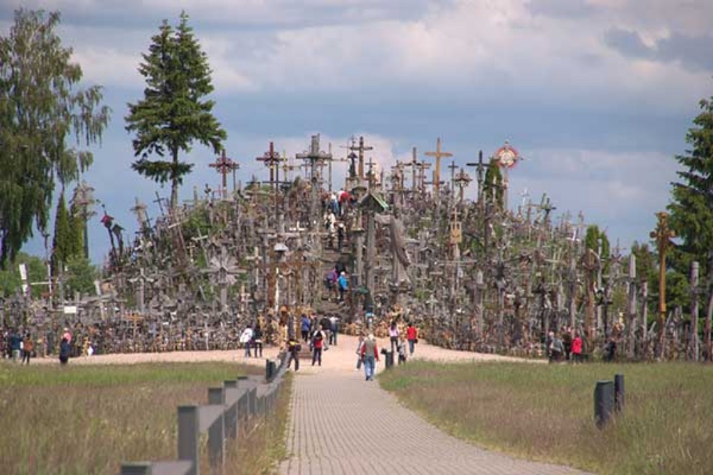 Hill of crosses. Гора крестов, Шяуляй, Литва. Гора крестов Шауляй. Шауляй Литва кресты. Холм крестов в Литве.